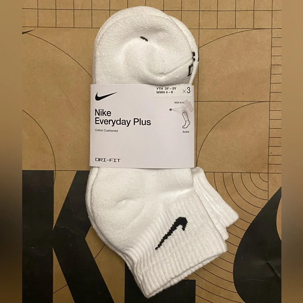 Nike dri-fit everyday plus cushioned socks